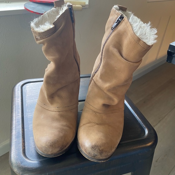 Women’s Boutique 9 size 8 fur healed booties - Picture 2 of 5